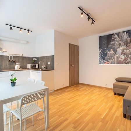 Brand New Two Room Apartment #26 With Free Secure Parking Close To Center Praha Bagian luar foto