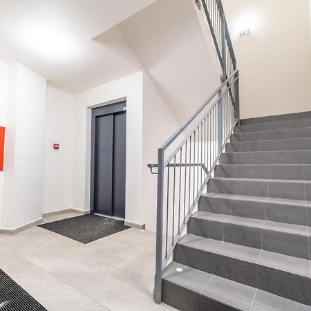 Brand New Two Room Apartment #26 With Free Secure Parking Close To Center Praha Bagian luar foto
