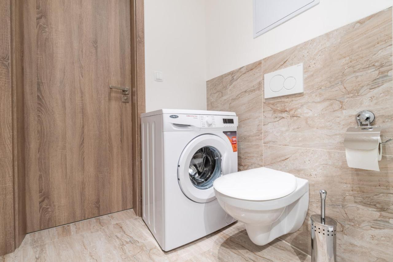 Brand New Two Room Apartment #26 With Free Secure Parking Close To Center Praha Bagian luar foto
