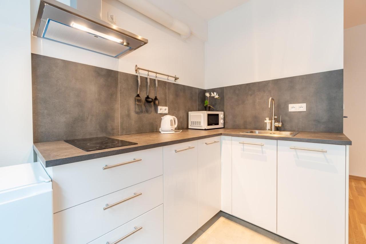 Brand New Two Room Apartment #26 With Free Secure Parking Close To Center Praha Bagian luar foto