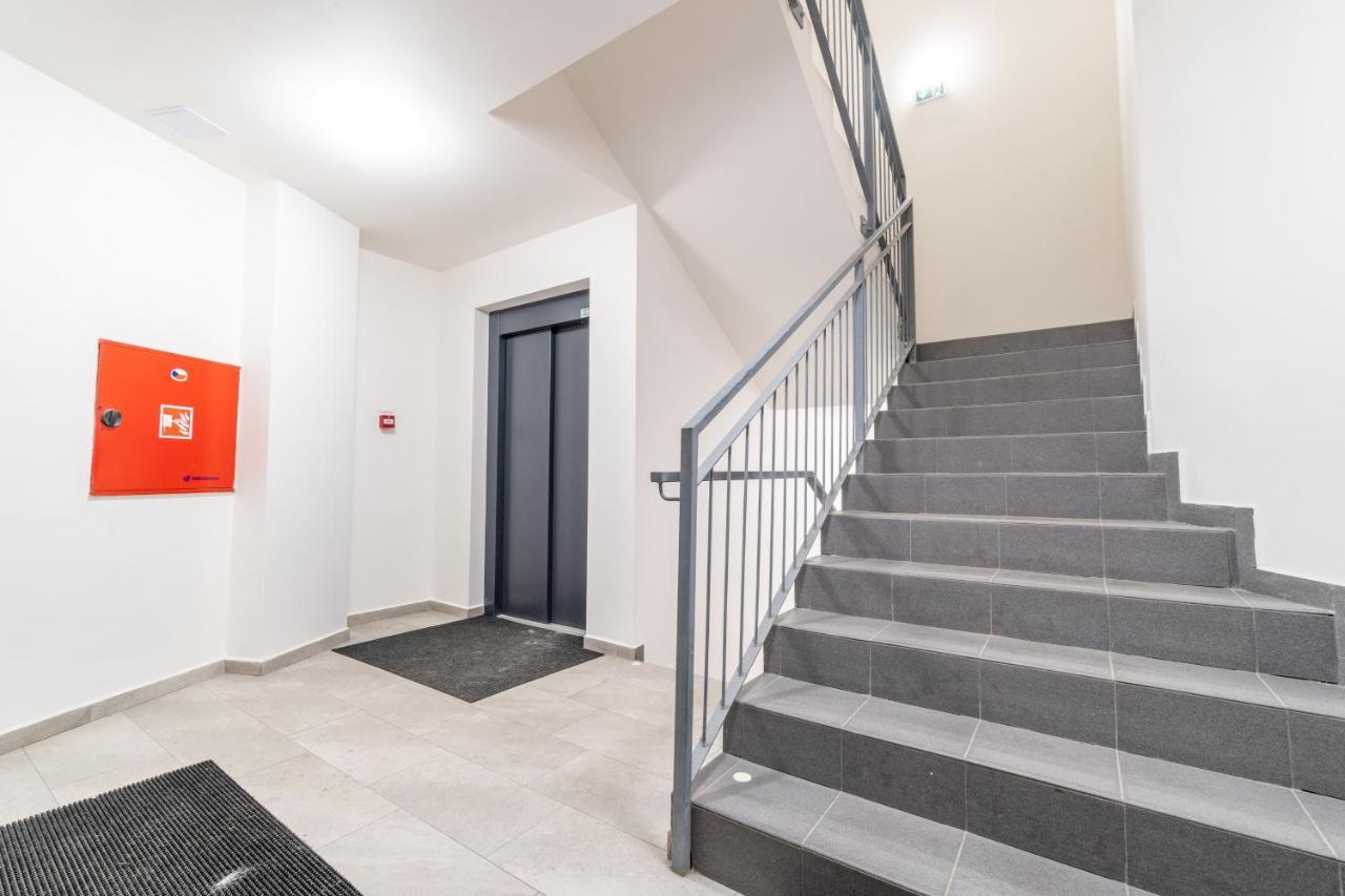 Brand New Two Room Apartment #26 With Free Secure Parking Close To Center Praha Bagian luar foto