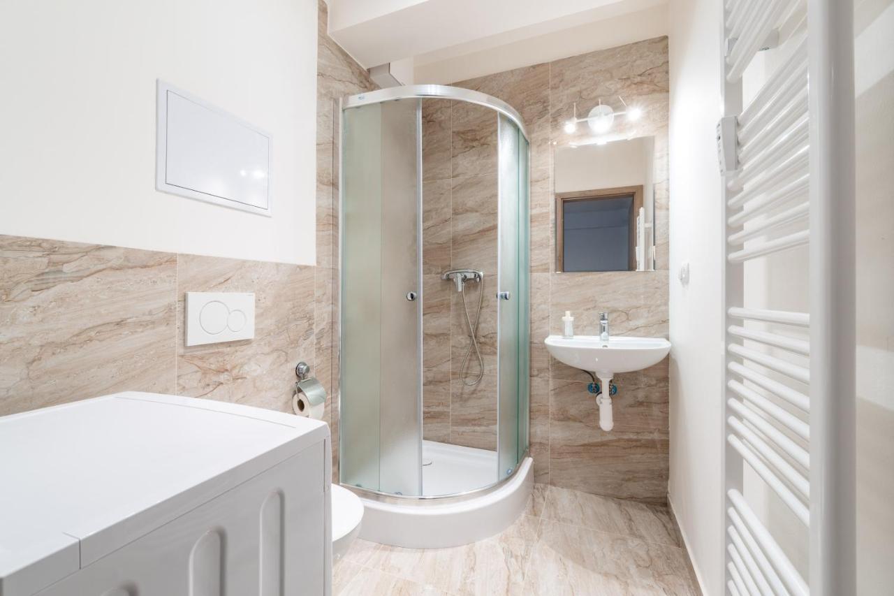 Brand New Two Room Apartment #26 With Free Secure Parking Close To Center Praha Bagian luar foto