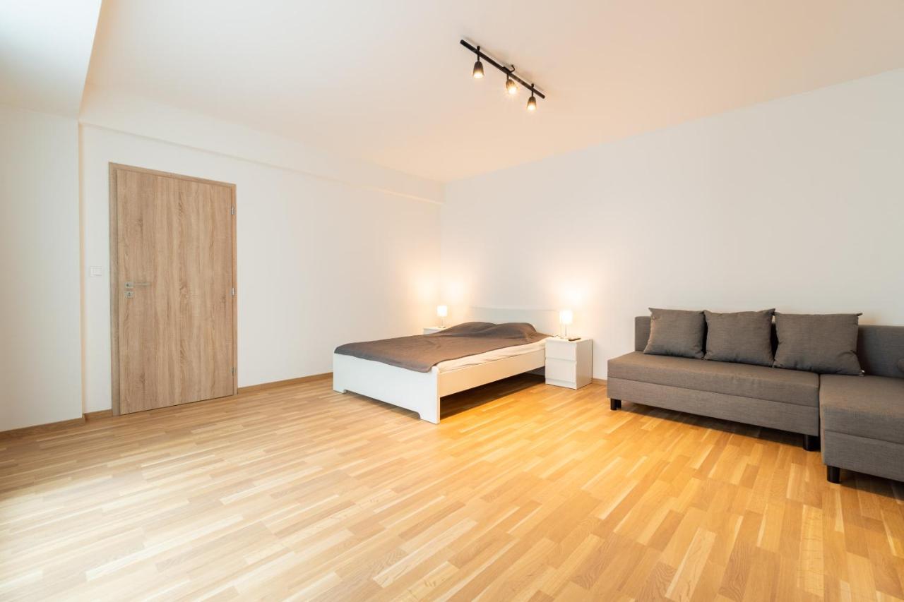 Brand New Two Room Apartment #26 With Free Secure Parking Close To Center Praha Bagian luar foto