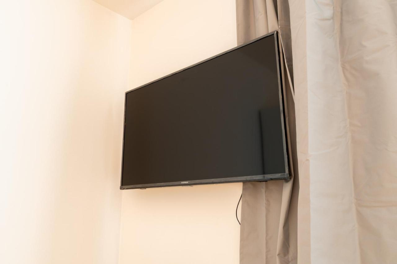Brand New Two Room Apartment #26 With Free Secure Parking Close To Center Praha Bagian luar foto